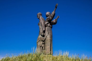 Kharkiv, Ukrayna, 25 Haziran 2024 Holodomor Anıtı, acı ve umudu sembolize eden bir köylü ailesi, bir erkek, bir kadın ve iki çocuğu tasvir etmektedir. Savaş başladığından beri anıt terk edildi..