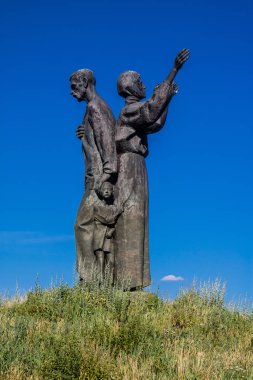 Kharkiv, Ukrayna, 25 Haziran 2024 Holodomor Anıtı, acı ve umudu sembolize eden bir köylü ailesi, bir erkek, bir kadın ve iki çocuğu tasvir etmektedir. Savaş başladığından beri anıt terk edildi..
