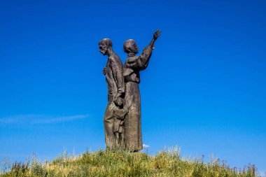 Kharkiv, Ukrayna, 25 Haziran 2024 Holodomor Anıtı, acı ve umudu sembolize eden bir köylü ailesi, bir erkek, bir kadın ve iki çocuğu tasvir etmektedir. Savaş başladığından beri anıt terk edildi..