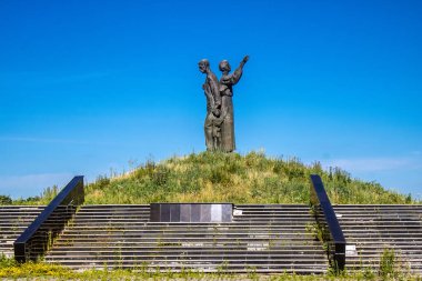 Kharkiv, Ukrayna, 25 Haziran 2024 Holodomor Anıtı, acı ve umudu sembolize eden bir köylü ailesi, bir erkek, bir kadın ve iki çocuğu tasvir etmektedir. Savaş başladığından beri anıt terk edildi..