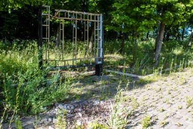 Kharkiv, Ukrayna, 25 Haziran 2024 Holodomor Anıtı, acı ve umudu sembolize eden bir köylü ailesi, bir erkek, bir kadın ve iki çocuğu tasvir etmektedir. Savaş başladığından beri anıt terk edildi..