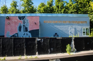 Kharkiv, Ukrayna, 25 Haziran 2024 Holodomor Anıtı, acı ve umudu sembolize eden bir köylü ailesi, bir erkek, bir kadın ve iki çocuğu tasvir etmektedir. Savaş başladığından beri anıt terk edildi..