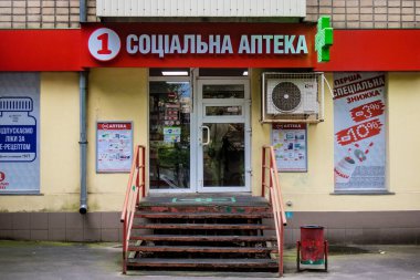 Kharkiv, Ukrayna, 26 Haziran 2024 Rusya ile savaş sırasında Kharkiv şehri, Kharkiv 'deki binalar Rus füzelerinin hedefi ve insanlar her gün sirenler çalsa da sokaklardalar.