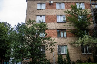 Kharkiv, Ukrayna, 26 Haziran 2024 Rusya ile savaş sırasında Kharkiv şehri, Kharkiv 'deki binalar Rus füzelerinin hedefi ve insanlar her gün sirenler çalsa da sokaklardalar.