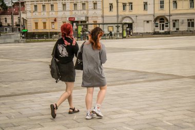 Kharkiv, Ukrayna, 25 Haziran 2024 Kharkiv şehri Rusya ile savaş sırasında, Kharkiv 'deki binalar Rus füzelerinin hedefi ve insanlar her gün sirenler çalsa da sokaklardalar.