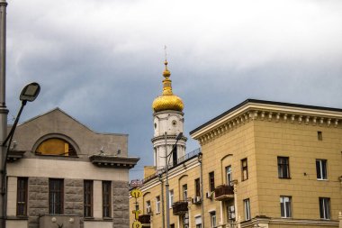 Kharkiv, Ukrayna, 25 Haziran 2024 Kharkiv şehri Rusya ile savaş sırasında, Kharkiv 'deki binalar Rus füzelerinin hedefi ve insanlar her gün sirenler çalsa da sokaklardalar.