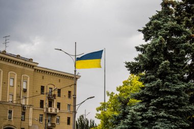 Kharkiv, Ukrayna, 25 Haziran 2024 Kharkiv şehri Rusya ile savaş sırasında, Kharkiv 'deki binalar Rus füzelerinin hedefi ve insanlar her gün sirenler çalsa da sokaklardalar.