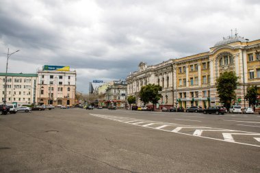 Kharkiv, Ukrayna, 25 Haziran 2024 Kharkiv şehri Rusya ile savaş sırasında, Kharkiv 'deki binalar Rus füzelerinin hedefi ve insanlar her gün sirenler çalsa da sokaklardalar.