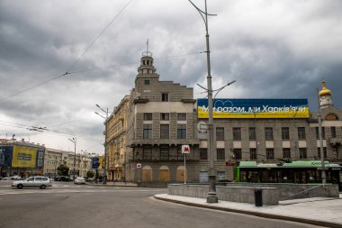 Kharkiv, Ukrayna, 25 Haziran 2024 Kharkiv şehri Rusya ile savaş sırasında, Kharkiv 'deki binalar Rus füzelerinin hedefi ve insanlar her gün sirenler çalsa da sokaklardalar.