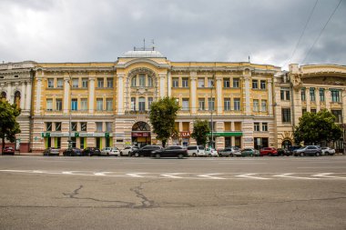 Kharkiv, Ukrayna, 25 Haziran 2024 Kharkiv şehri Rusya ile savaş sırasında, Kharkiv 'deki binalar Rus füzelerinin hedefi ve insanlar her gün sirenler çalsa da sokaklardalar.