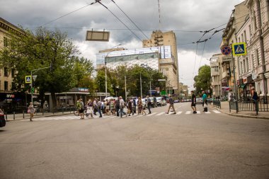 Kharkiv, Ukrayna, 25 Haziran 2024 Kharkiv şehri Rusya ile savaş sırasında, Kharkiv 'deki binalar Rus füzelerinin hedefi ve insanlar her gün sirenler çalsa da sokaklardalar.