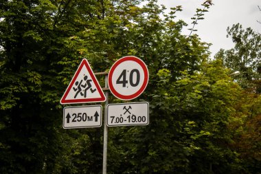 Kharkiv, Ukrayna, 26 Haziran 2024 Sokak tabelası veya yol tabelası, karayolu kullanıcısına bilgi sağlamak için yol kenarına veya üzerine dikildi.