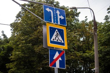 Kharkiv, Ukrayna, 26 Haziran 2024 Sokak tabelası veya yol tabelası, karayolu kullanıcısına bilgi sağlamak için yol kenarına veya üzerine dikildi.