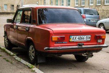 Kharkiv, Ukrayna, 26 Haziran 2024 Lada arabası Kharkiv sokaklarına park edildi. Sovyet döneminde, Lada arabaları nispeten ekonomik ve güvenilir oldukları için Doğu Avrupa ülkelerinde popülerdi.