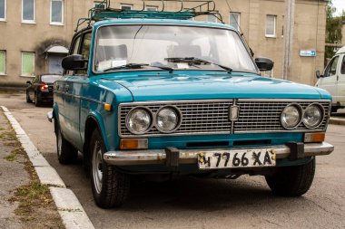 Kharkiv, Ukrayna, 26 Haziran 2024 Lada arabası Kharkiv sokaklarına park edildi. Sovyet döneminde, Lada arabaları nispeten ekonomik ve güvenilir oldukları için Doğu Avrupa ülkelerinde popülerdi.