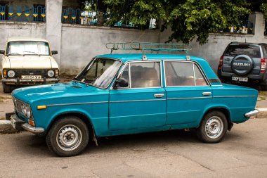 Kharkiv, Ukrayna, 26 Haziran 2024 Lada arabası Kharkiv sokaklarına park edildi. Sovyet döneminde, Lada arabaları nispeten ekonomik ve güvenilir oldukları için Doğu Avrupa ülkelerinde popülerdi.