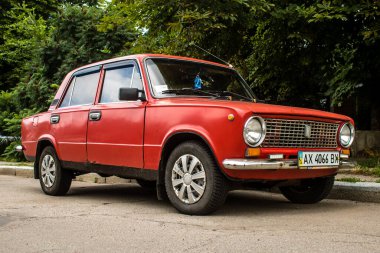 Kharkiv, Ukrayna, 26 Haziran 2024 Lada arabası Kharkiv sokaklarına park edildi. Sovyet döneminde, Lada arabaları nispeten ekonomik ve güvenilir oldukları için Doğu Avrupa ülkelerinde popülerdi.