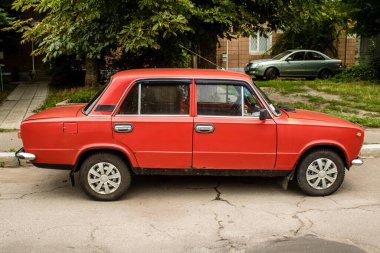 Kharkiv, Ukrayna, 26 Haziran 2024 Lada arabası Kharkiv sokaklarına park edildi. Sovyet döneminde, Lada arabaları nispeten ekonomik ve güvenilir oldukları için Doğu Avrupa ülkelerinde popülerdi.