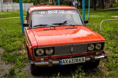 Kharkiv, Ukrayna, 26 Haziran 2024 Lada arabası Kharkiv sokaklarına park edildi. Sovyet döneminde, Lada arabaları nispeten ekonomik ve güvenilir oldukları için Doğu Avrupa ülkelerinde popülerdi.