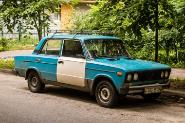 Kharkiv, Ukrayna, 26 Haziran 2024 Lada arabası Kharkiv sokaklarına park edildi. Sovyet döneminde, Lada arabaları nispeten ekonomik ve güvenilir oldukları için Doğu Avrupa ülkelerinde popülerdi.