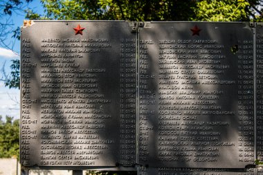 Sorokivka, Ukrayna, 25 Haziran 2024. Dünya Savaşı anıtı 1942 'de Almanlara karşı yapılan Harkiv Muharebesi sırasında ölen Rus askerlerinin anısına dikildi..
