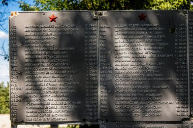 Sorokivka, Ukrayna, 25 Haziran 2024. Dünya Savaşı anıtı 1942 'de Almanlara karşı yapılan Harkiv Muharebesi sırasında ölen Rus askerlerinin anısına dikildi..