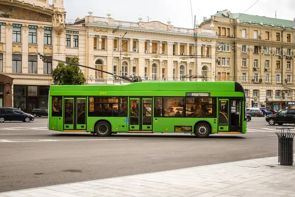 Kharkiv, Ukrayna, 25 Haziran 2024 Kharkiv sokaklarında bir tramvay. Rus silahlı kuvvetlerinin şehre düzenlediği saldırıya rağmen kamu hizmetleri faaliyet gösteriyor..