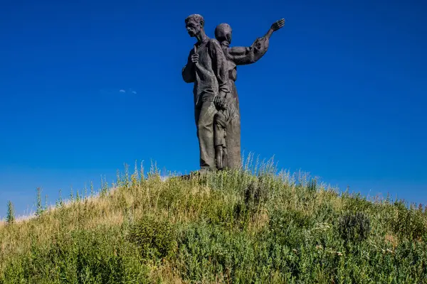 Kharkiv, Ukrayna, 25 Haziran 2024 Holodomor Anıtı, acı ve umudu sembolize eden bir köylü ailesi, bir erkek, bir kadın ve iki çocuğu tasvir etmektedir. Savaş başladığından beri anıt terk edildi..