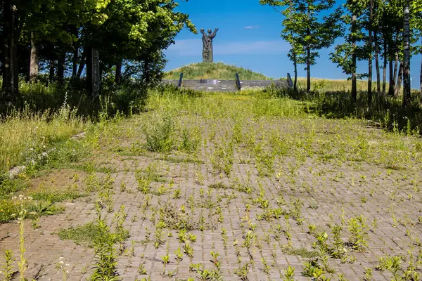 Kharkiv, Ukrayna, 25 Haziran 2024 Holodomor Anıtı, acı ve umudu sembolize eden bir köylü ailesi, bir erkek, bir kadın ve iki çocuğu tasvir etmektedir. Savaş başladığından beri anıt terk edildi..