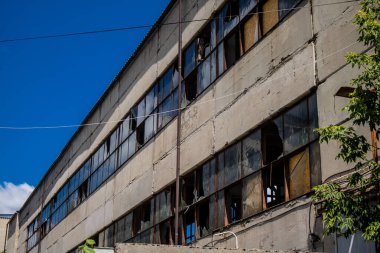 Derhachi, Ukrayna, 27 Haziran 2024 Derhachi kasabasındaki Hasarlı Sivil altyapı. Rus kuvvetleri Kharkiv Oblastı 'ndaki Derhachi kasabasını güdümlü bir hava bombasıyla vurdular..
