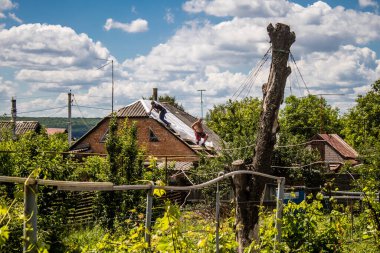Derhachi, Ukrayna, 27 Haziran 2024 Derhachi kasabasındaki Hasarlı Sivil altyapı. Rus kuvvetleri Kharkiv Oblastı 'ndaki Derhachi kasabasını güdümlü bir hava bombasıyla vurdular..