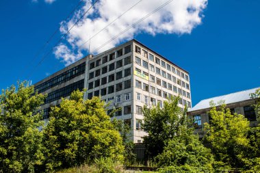 Derhachi, Ukrayna, 27 Haziran 2024 Derhachi kasabasındaki Hasarlı Sivil altyapı. Rus kuvvetleri Kharkiv Oblastı 'ndaki Derhachi kasabasını güdümlü bir hava bombasıyla vurdular..