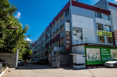 Derhachi, Ukrayna, 27 Haziran 2024 Derhachi kasabasındaki Hasarlı Sivil altyapı. Rus kuvvetleri Kharkiv Oblastı 'ndaki Derhachi kasabasını güdümlü bir hava bombasıyla vurdular..