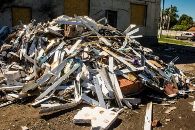 Derhachi, Ukrayna, 27 Haziran 2024 Derhachi kasabasındaki Hasarlı Sivil altyapı. Rus kuvvetleri Kharkiv Oblastı 'ndaki Derhachi kasabasını güdümlü bir hava bombasıyla vurdular..