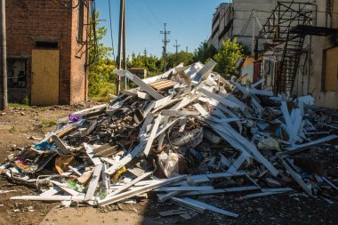 Derhachi, Ukrayna, 27 Haziran 2024 Derhachi kasabasındaki Hasarlı Sivil altyapı. Rus kuvvetleri Kharkiv Oblastı 'ndaki Derhachi kasabasını güdümlü bir hava bombasıyla vurdular..