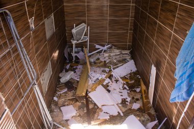 Derhachi, Ukrayna, 27 Haziran 2024 Derhachi kasabasındaki yıkılmış ev. Rus kuvvetleri Kharkiv Oblastı 'ndaki Derhachi kasabasını güdümlü bir hava bombasıyla vurdular..