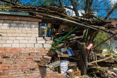 Derhachi, Ukrayna, 27 Haziran 2024 Derhachi kasabasındaki yıkılmış ev. Rus kuvvetleri Kharkiv Oblastı 'ndaki Derhachi kasabasını güdümlü bir hava bombasıyla vurdular..