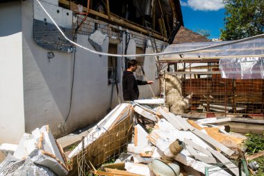 Derhachi, Ukrayna, 27 Haziran 2024 Derhachi kasabasındaki yıkılmış ev. Rus kuvvetleri Kharkiv Oblastı 'ndaki Derhachi kasabasını güdümlü bir hava bombasıyla vurdular..