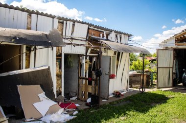 Derhachi, Ukrayna, 27 Haziran 2024 Derhachi kasabasındaki yıkılmış ev. Rus kuvvetleri Kharkiv Oblastı 'ndaki Derhachi kasabasını güdümlü bir hava bombasıyla vurdular..