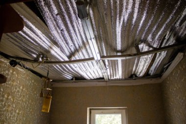 Derhachi, Ukrayna, 27 Haziran 2024 Derhachi kasabasındaki yıkılmış ev. Rus kuvvetleri Kharkiv Oblastı 'ndaki Derhachi kasabasını güdümlü bir hava bombasıyla vurdular..