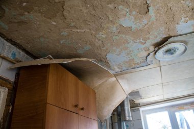 Derhachi, Ukrayna, 27 Haziran 2024 Derhachi kasabasındaki yıkılmış ev. Rus kuvvetleri Kharkiv Oblastı 'ndaki Derhachi kasabasını güdümlü bir hava bombasıyla vurdular..