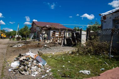 Derhachi, Ukrayna, 27 Haziran 2024 Derhachi kasabasındaki yıkılmış ev. Rus kuvvetleri Kharkiv Oblastı 'ndaki Derhachi kasabasını güdümlü bir hava bombasıyla vurdular..