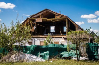 Derhachi, Ukrayna, 27 Haziran 2024 Derhachi kasabasındaki yıkılmış ev. Rus kuvvetleri Kharkiv Oblastı 'ndaki Derhachi kasabasını güdümlü bir hava bombasıyla vurdular..