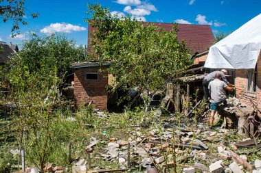Derhachi, Ukrayna, 27 Haziran 2024 Derhachi kasabasındaki yıkılmış ev. Rus kuvvetleri Kharkiv Oblastı 'ndaki Derhachi kasabasını güdümlü bir hava bombasıyla vurdular..