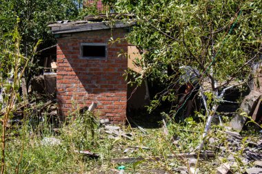 Derhachi, Ukrayna, 27 Haziran 2024 Derhachi kasabasındaki yıkılmış ev. Rus kuvvetleri Kharkiv Oblastı 'ndaki Derhachi kasabasını güdümlü bir hava bombasıyla vurdular..