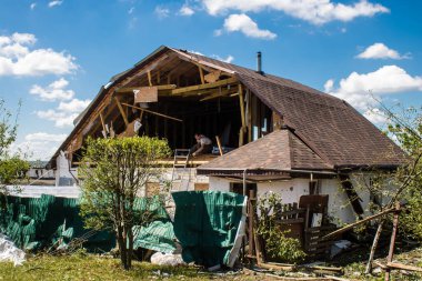 Derhachi, Ukrayna, 27 Haziran 2024 Derhachi kasabasındaki yıkılmış ev. Rus kuvvetleri Kharkiv Oblastı 'ndaki Derhachi kasabasını güdümlü bir hava bombasıyla vurdular..