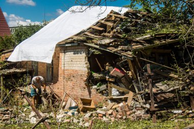 Derhachi, Ukrayna, 27 Haziran 2024 Derhachi kasabasındaki yıkılmış ev. Rus kuvvetleri Kharkiv Oblastı 'ndaki Derhachi kasabasını güdümlü bir hava bombasıyla vurdular..