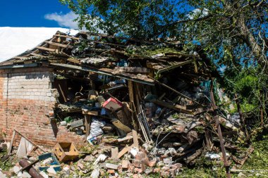 Derhachi, Ukrayna, 27 Haziran 2024 Derhachi kasabasındaki yıkılmış ev. Rus kuvvetleri Kharkiv Oblastı 'ndaki Derhachi kasabasını güdümlü bir hava bombasıyla vurdular..