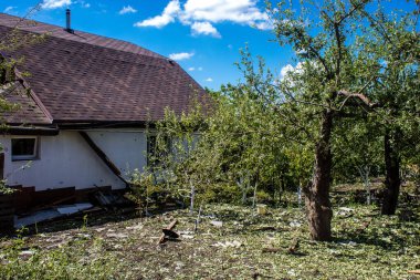 Derhachi, Ukrayna, 27 Haziran 2024 Derhachi kasabasındaki yıkılmış ev. Rus kuvvetleri Kharkiv Oblastı 'ndaki Derhachi kasabasını güdümlü bir hava bombasıyla vurdular..