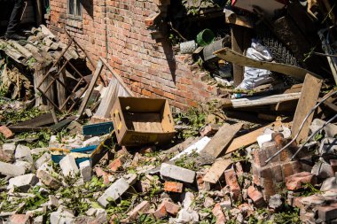 Derhachi, Ukrayna, 27 Haziran 2024 Derhachi kasabasındaki yıkılmış ev. Rus kuvvetleri Kharkiv Oblastı 'ndaki Derhachi kasabasını güdümlü bir hava bombasıyla vurdular..